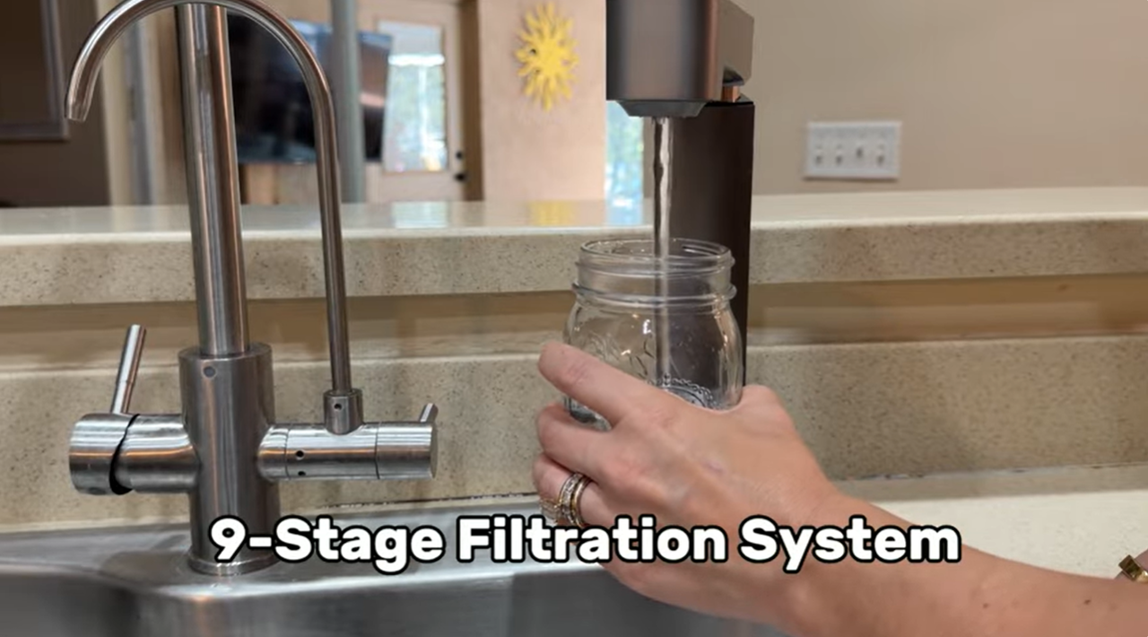 9 stage RO filtration faucet filling glass with purified water